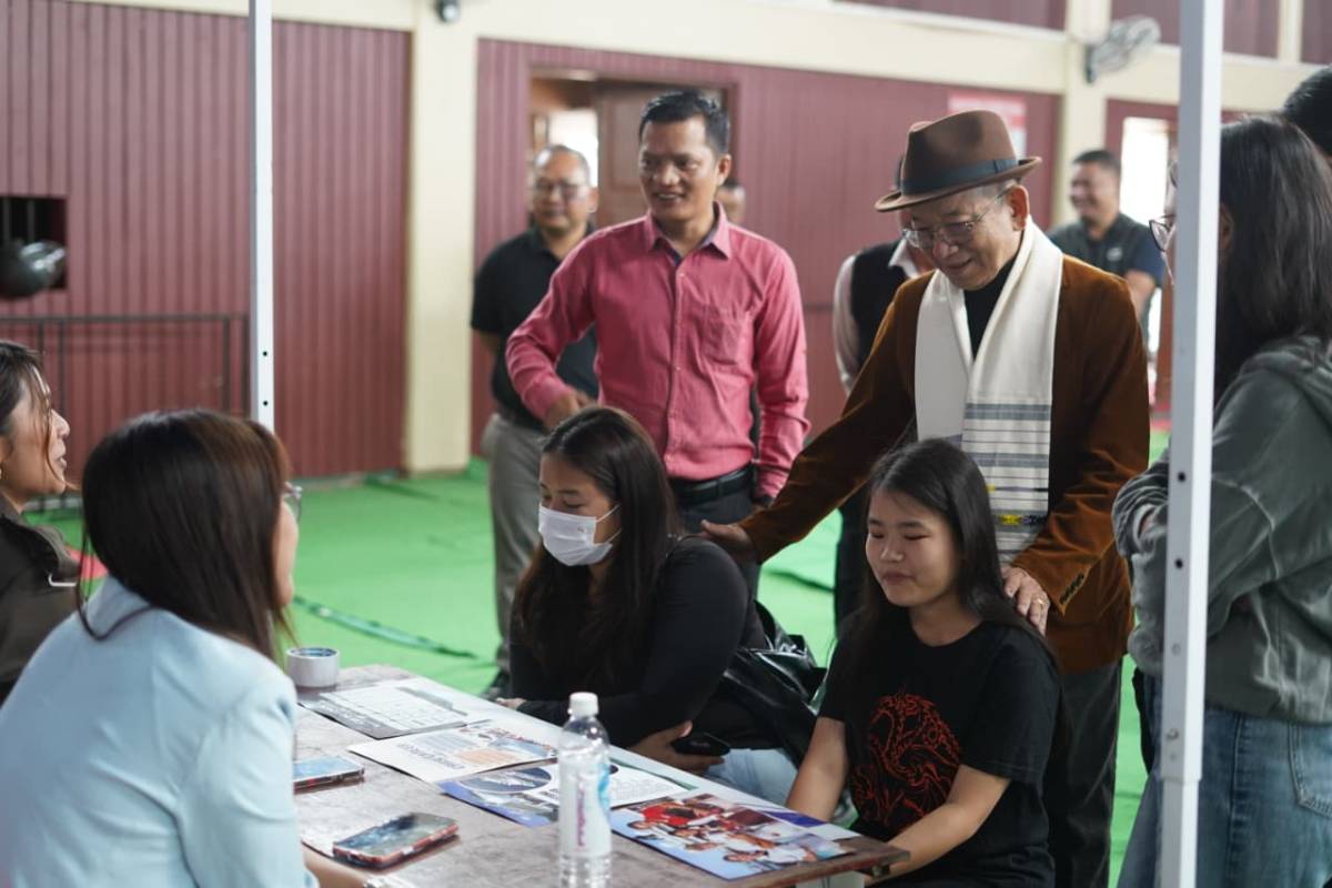 EYMA-in pawl kua zir tur leh 10 & 12 zote tana Career Fair a buatsaihin hlut hlawh